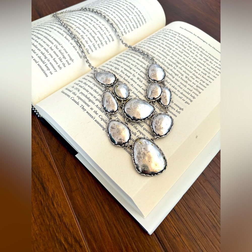 Silver tone fashion necklace - Picture 3 of 4